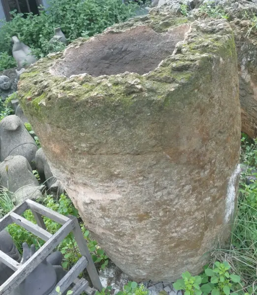 Artikelbild 2 des Artikels “Der Islandtopf ist aus Kalkstein gefertigt und stammt von der Küste Indonesiens. Er ist etwa 120 cm hoch und 83 cm tief. “